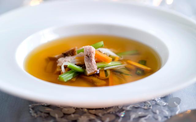 Consommé van fazant met groentejulienne