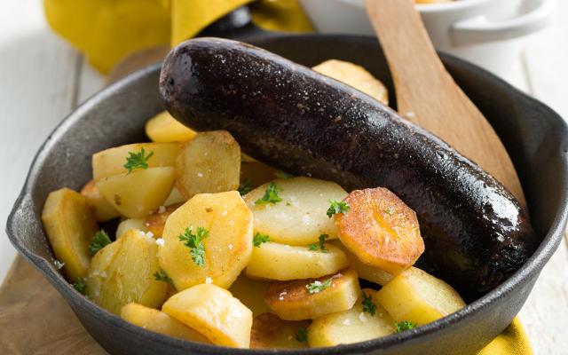 Boudin, compote et pommes de terre rissolées