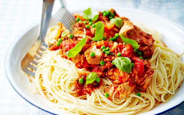 Spaghetti met tomatensaus, erwtjes en tonijn