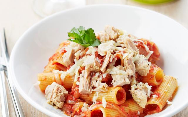 Rigatoni alla matriciana met tonijn en gerookte scamorza