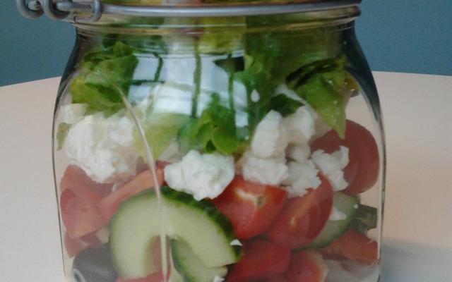 Griekse salade in een bokaal