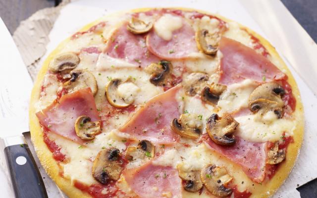 Makkelijke pizza met ham en champignons