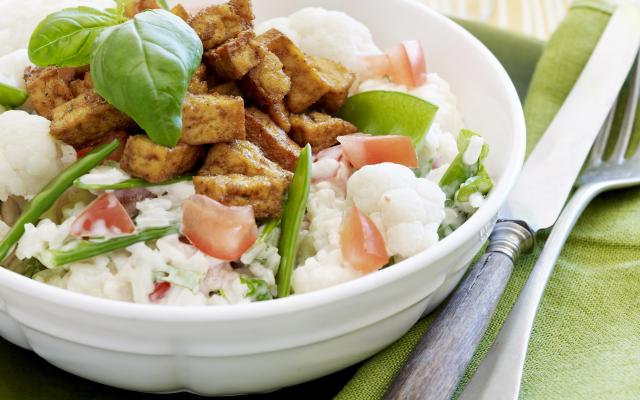 Rijstsalade met groenten en tofublokjes