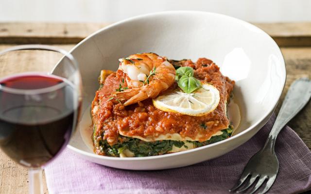 Zomerse lasagne met spinazie en scampi's