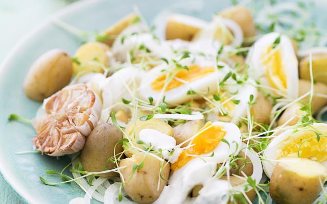 Aardappelsalade met geroosterde knoflook, ei en ansjovisdressing