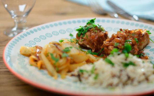 Hondshaai in sjalotjessaus