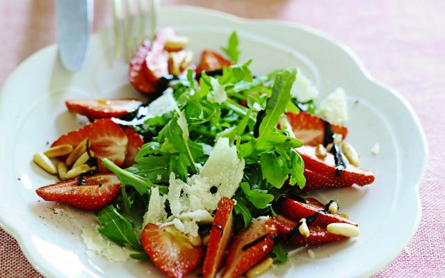 Salade de roquette, fraises et parmesan