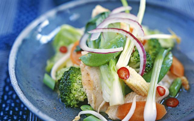 Wok de poulet mariné, salade de légumes vapeur