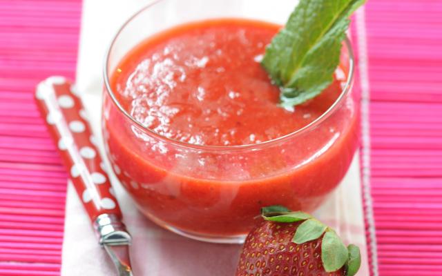 Soupe de rhubarbe et de fraises