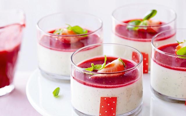 Panna cotta van karnemelk met aardbeiencoulis