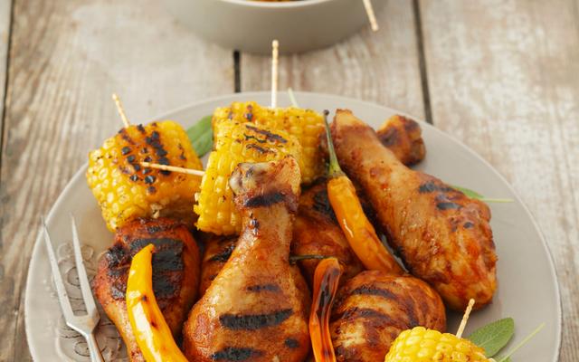 Gegrilde kippenbouten met maïs en pepertjes