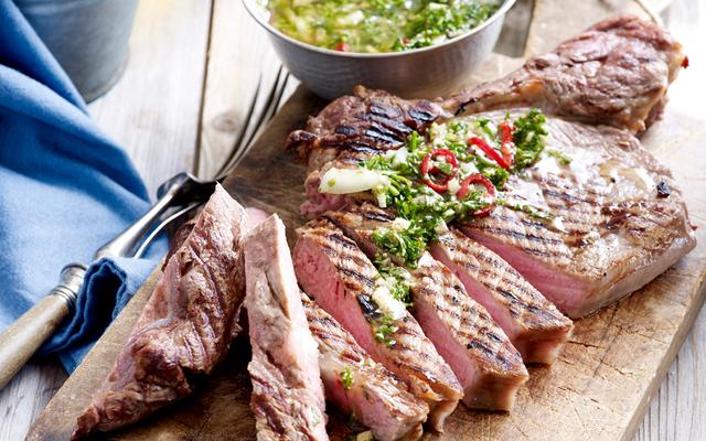 Côte à l'os met chimichurri-saus en aardappelpapillot