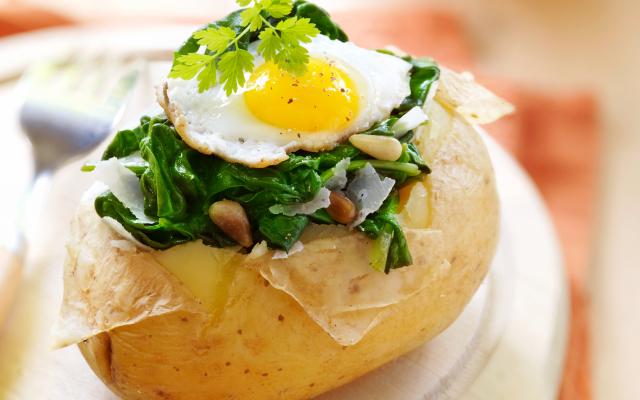 Gevulde aardappel met spinazie en ei
