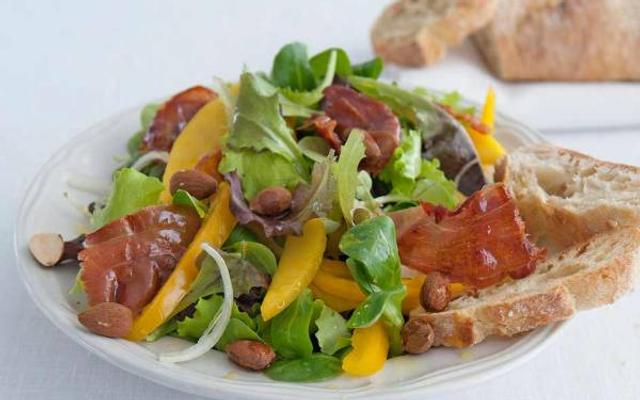 Spaanse salade met serranoham