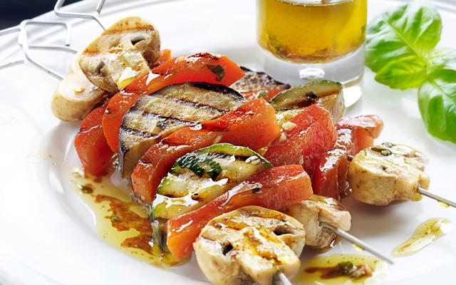 Groentensatés met kruidige marinade
