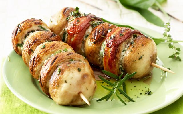 Veggiesatés met champignons en kruidenkaas