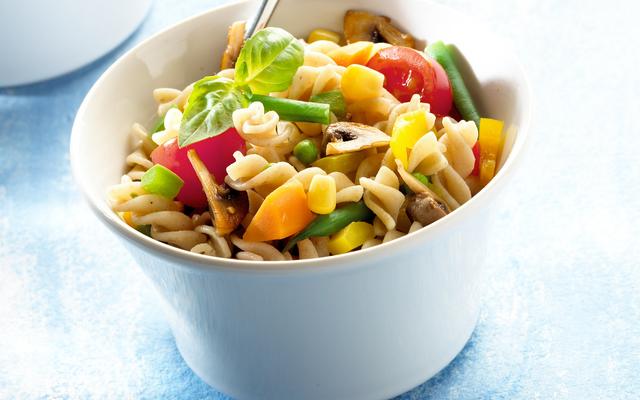 Pastasalade met paprika, maïs en champignons