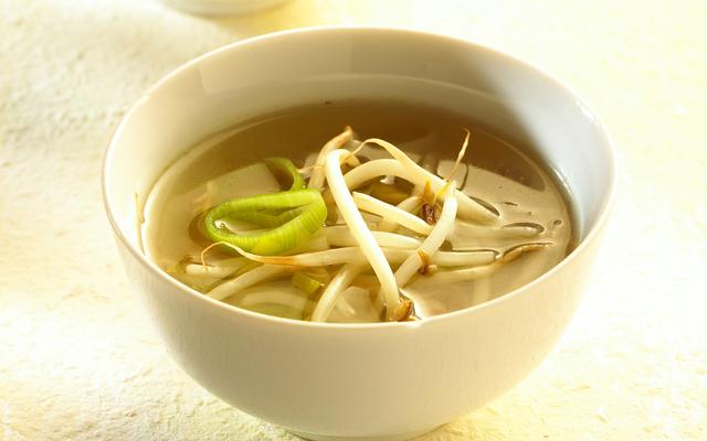 Consommé met prei en sojascheuten