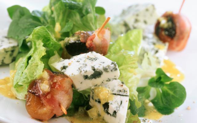 Salade met spekspiesjes en blauwe kaas