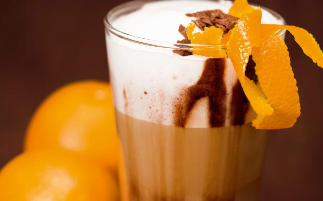 Latte macchiato met sinaasappellikeur