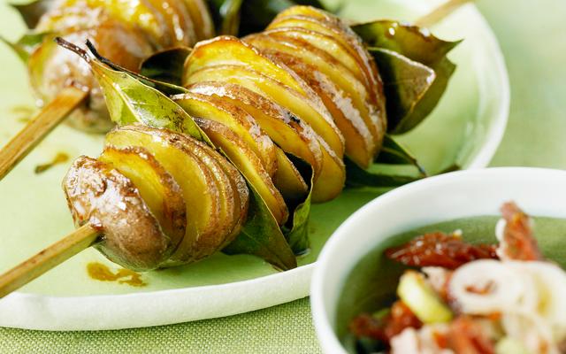 Aardappel-lauriersaté met kwarkdip