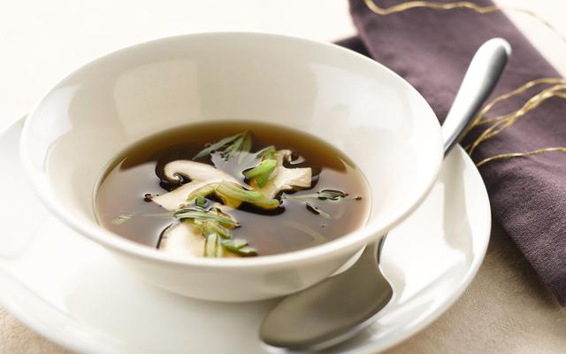 Consommé van shiitake met prei en dragon