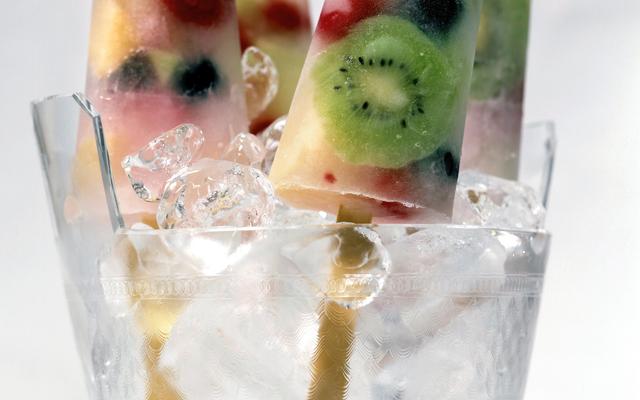 IJslolly's met verse zomervruchten