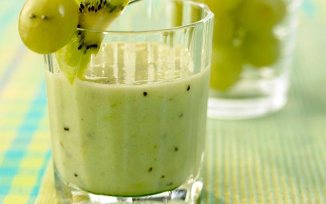 Smoothie van kiwi met druiven