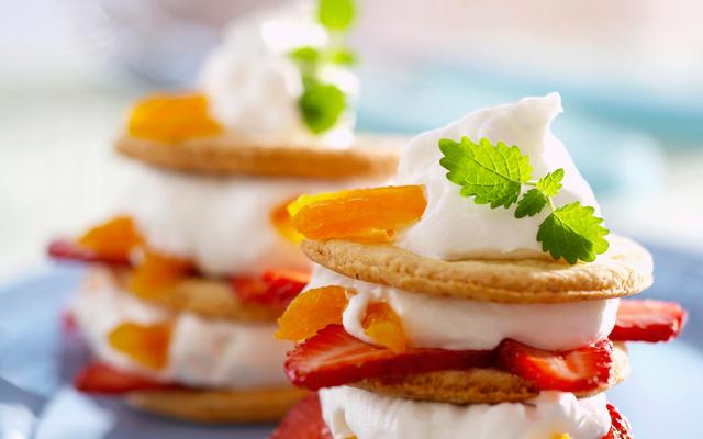 Koekjestoren met vruchten en limoencrème