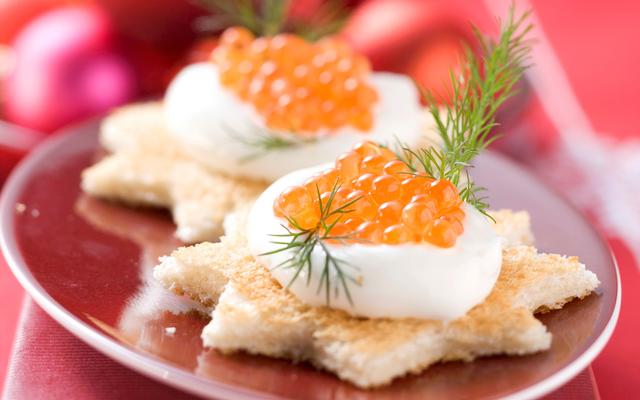 Canapés met zure room en viseitjes