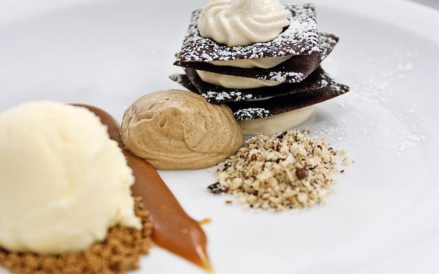 Chocoladekrokantje met koffieroom, praliné en karamel