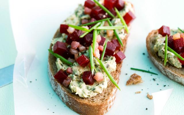 Pompoenpittenspread met rode biet
