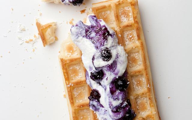 Brusselse wafels met zwartebessencrème en kokosschilfers