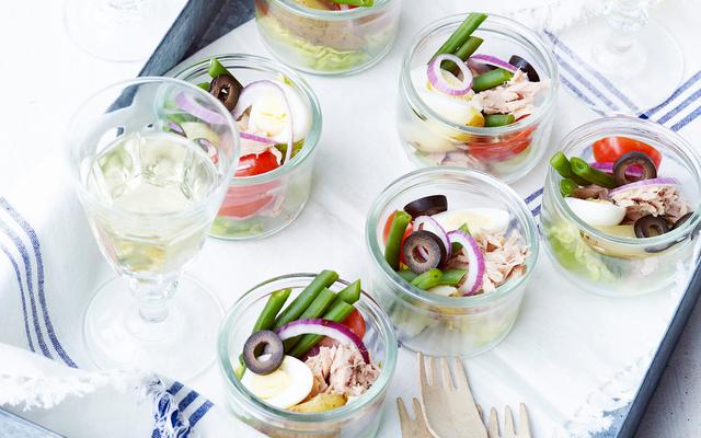Aperoglaasjes met salade niçoise