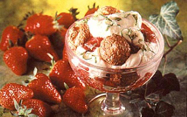 Aardbeiencoupe met bitterkoekjes
