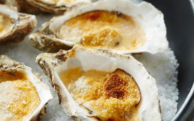 Holle oesters met kreeftenjus