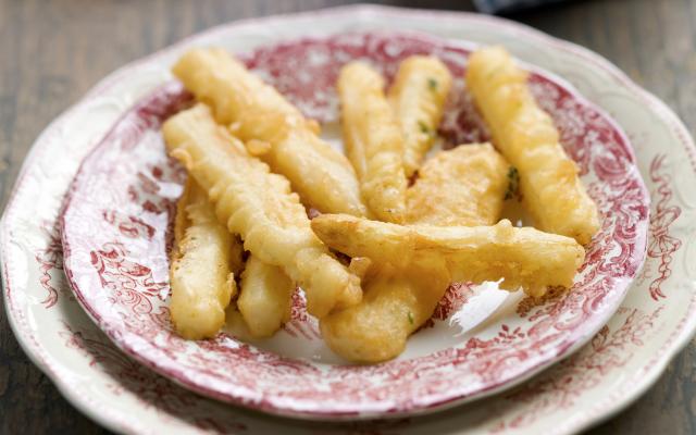 Gefrituurde asperges met yoghurtdipsaus