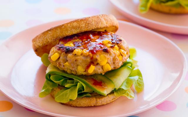 Kipburger met maïs