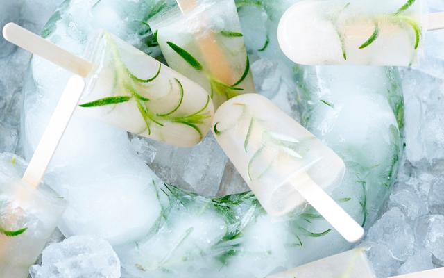 Frozen cocktail on a stick: gin en rozemarijn