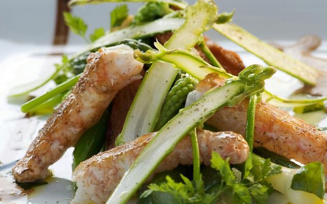 Salade met asperges en gebakken langoustines