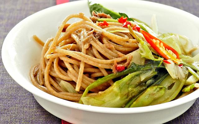 Volkorenpasta met paksoi en pepertjes