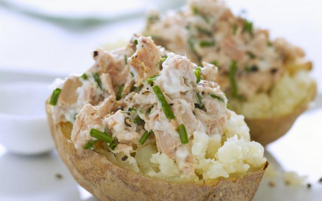 Gevulde aardappelen met tonijnsalade