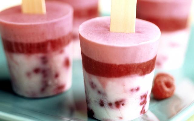 Frambozen-yoghurt-ijs een stokje - Libelle
