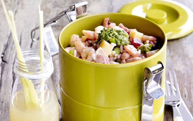 Salade van wilde rijst met roze garnalen en salsa verde