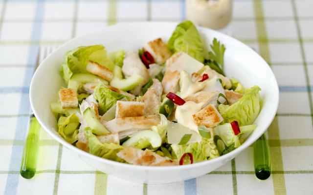 Romeinse salade met kip en parmezaan