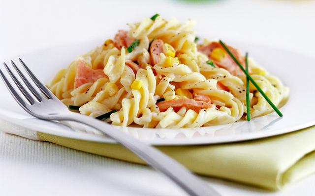 Fusilli met ham en maïs