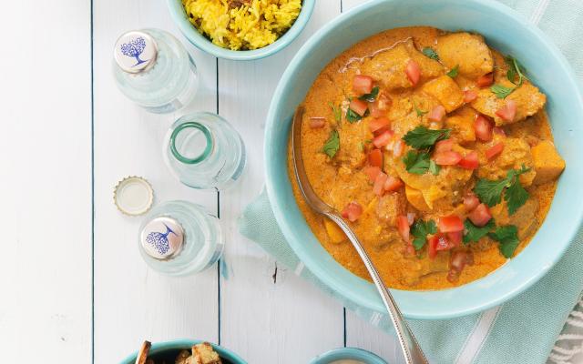 Indische curry met gele rijst en gebakken bloemkool