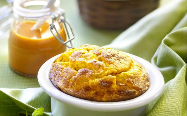 Soufflé van zoete aardappel met paprikasaus