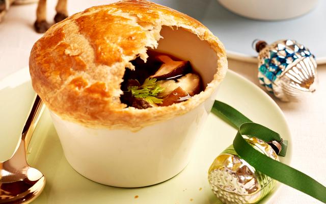 Consommé met champignons onder bladerdeeg