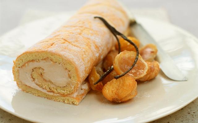 Zoete biscuitrol met kastanjecrème